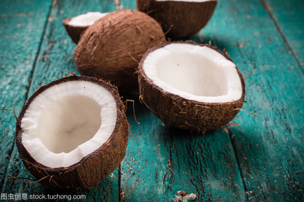 木制的桌子上的椰子。老式的篩選器。有機健康食品的概念。美容和 Spa 的概念