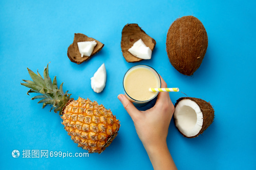 夏日健康之選 手作菠蘿椰子飲，搭配環(huán)保紙吸管與藍(lán)色風(fēng)情